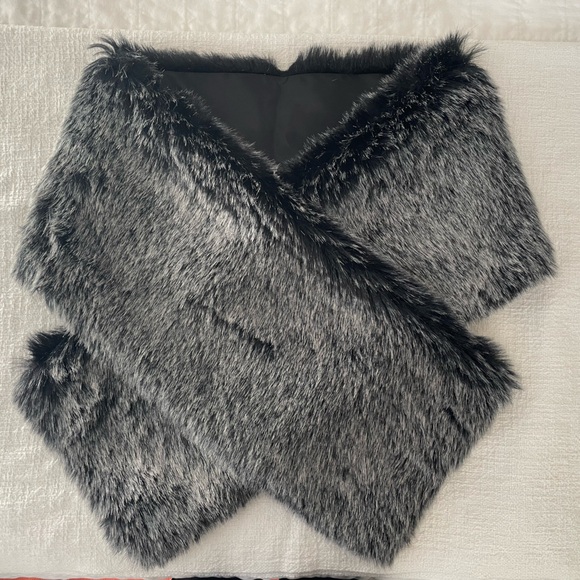 Faux Fur Winter Stole - Picture 2 of 6